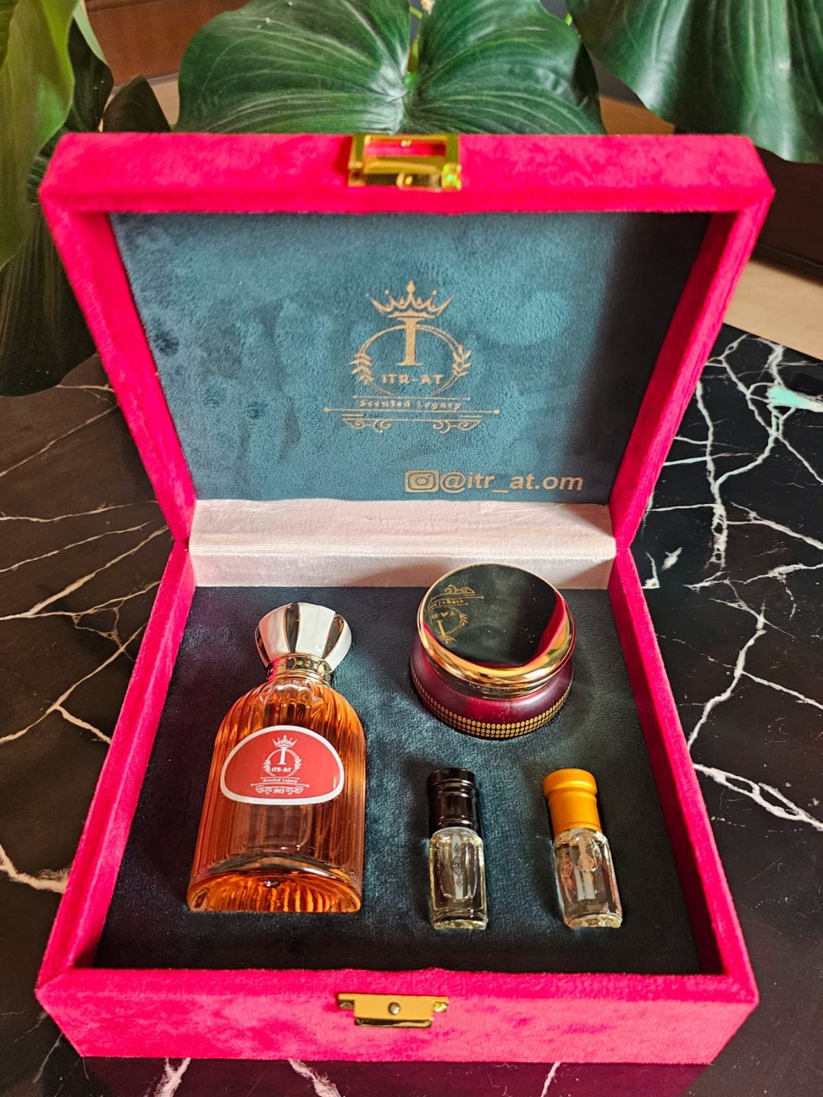 Red wooden corporate box with carrier bag صندوق خشبي أحمر اللون مخصص للشركات مع حقيبة حمل - الصورة 1